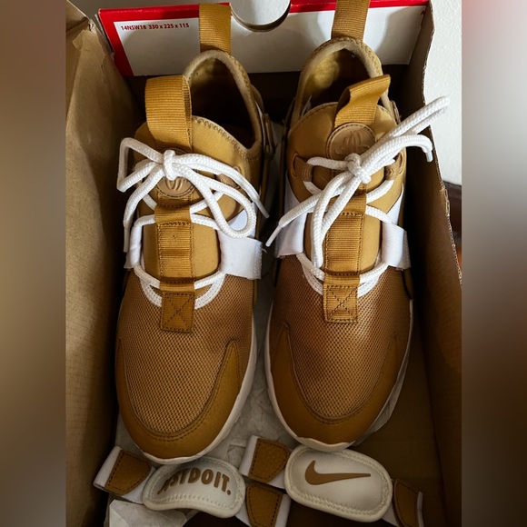 Nike Huraches Tan White Sz 8 Women - Picture 4 of 7